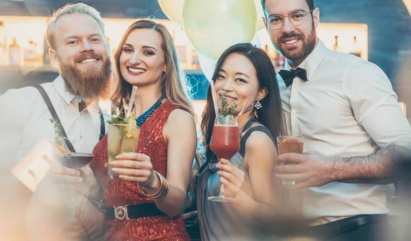 Portrait Couple Having Fun Holding Cocktails Front Camera — Stock Photo, Image