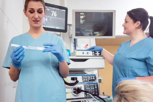 Krankenschwester Bereitet Narkosemittel Für Operation Krankenhaus Vor Patient Und Zweite — Stockfoto