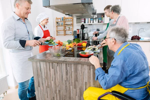 Chef Showing Mixed Group Trainees Secrets Healthy Cooking Her Kitchen — Stock Photo, Image