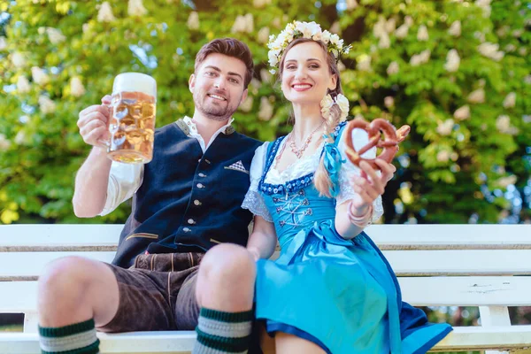 Casal Baviera Sentado Banco Brindes Com Cerveja Abraçando Uns Aos — Fotografia de Stock