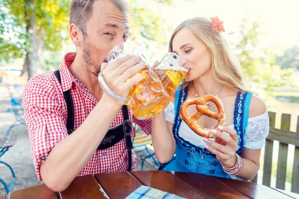 男子和妇女在特拉赫特享受着啤酒园 — 图库照片