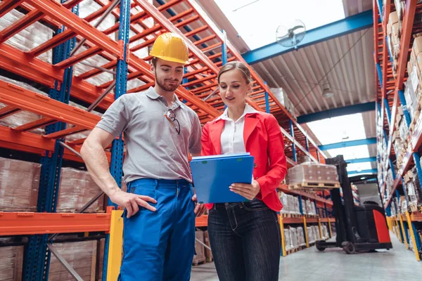 Manager Worker High Bay Warehouse Discussing Business Looking Clipboard — Stock Photo, Image