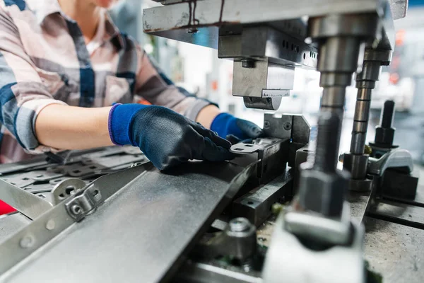 Kvinnlig Arbetare Fabrik Som Tillverkar Metalldelar Stansmaskin — Stockfoto