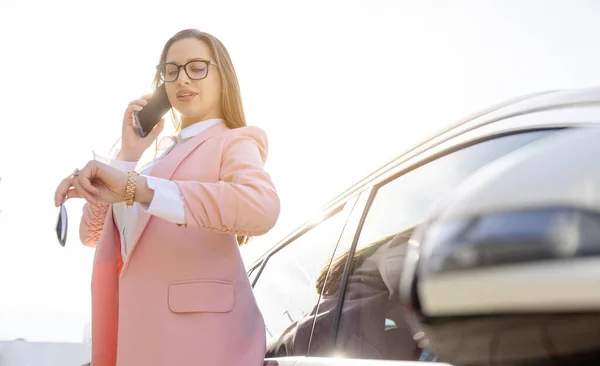 Geschäftsfrau Lehnt Mit Handy Und Schlüssel Der Hand Ihrem Auto — Stockfoto