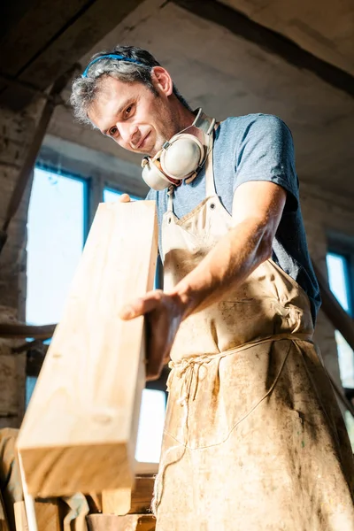 Homem Carpinteiro Sua Oficina Escolhendo Madeira Para Próximo Projeto — Fotografia de Stock