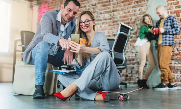Frische Und Junge Unternehmer Arbeiten Start Geschäft Zusammen — Stockfoto