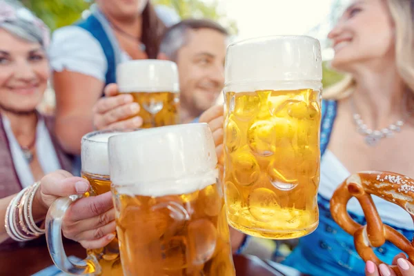Skupinové Cinkání Pivem Bavorském Beergardenu — Stock fotografie