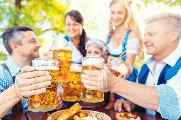 Grupo Amigos Brindar Jardim Cerveja Baviera — Fotografia de Stock
