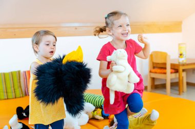 Anaokulu'nda birlikte oynayan çocuklar çok eğleniyor