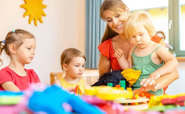 Schooljuf Spelen Met Haar Leerlingen Veel Speelgoed — Stockfoto