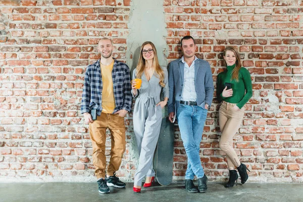 Team Van Mensen Startup Bedrijf Staan Bakstenen Muur Informele Wijze — Stockfoto