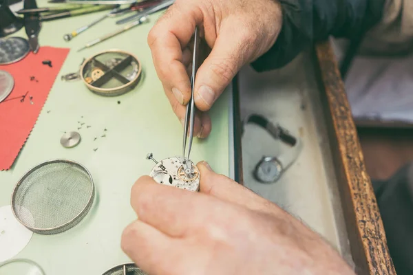 Handen Van Ervaren Horlogemaker Repareren Van Een Horloge Close — Stockfoto