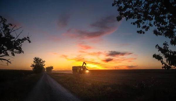 Yazın Bir Tahıl Tarlasında Son Gün Batımında Son Işıkla Traktörle — Stok fotoğraf