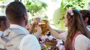 Çift Bavyera pub bira büyük miktarlarda ile birbirlerine klinking gözlük bakıyor