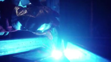 Kaynakçı Kaynak metal, etrafta uçuşan kıvılcımlar bir sürü onun atölye