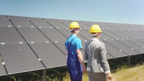 Dva Lidé Procházející Mezi Solárními Články Elektrárně Kontrolující Moduly — Stock video