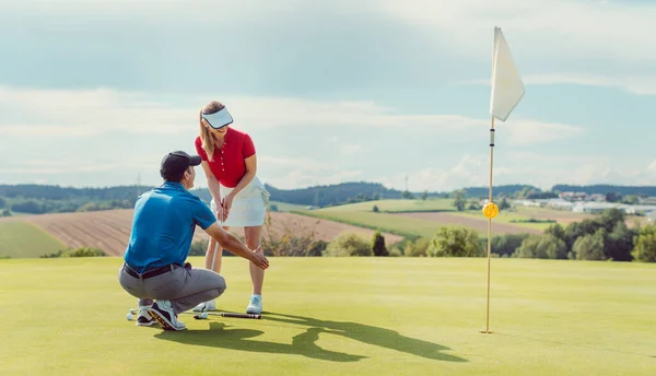 Pro Lapangan Golf Mengajar Seorang Wanita Bagaimana Menempatkan Close — Stok Foto