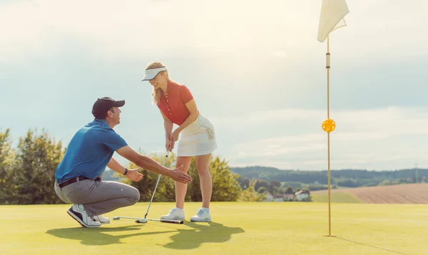 Pro Campo Golf Enseñando Una Mujer Cómo Poner Primer Plano — Foto de Stock