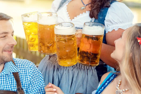 Garçonete Recebendo Muita Cerveja Para Clientes Pub Baviera — Fotografia de Stock