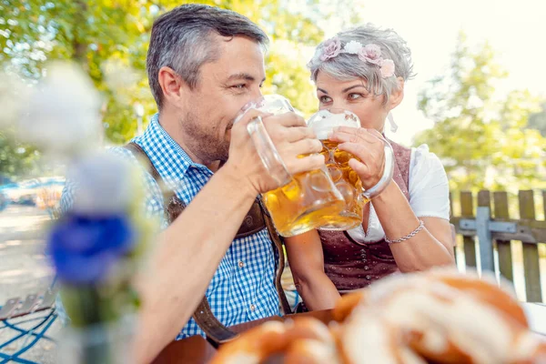 Volwassen Echtpaar Drinken Beierse Biertuin — Stockfoto