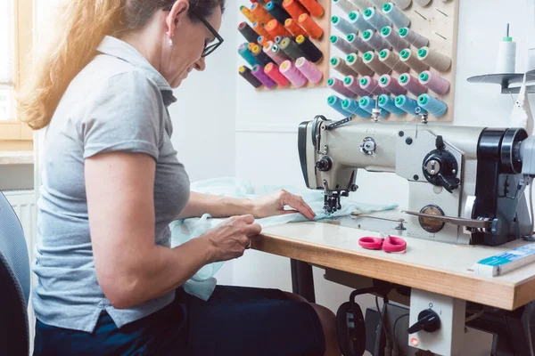 Tissu Coudre Couturière Sur Une Machine Coudre Dans Atelier Tailleur — Photo