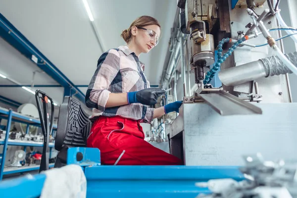 Mulher Trabalhador Fábrica Produzindo Peças Metálicas Máquina Perfuração — Fotografia de Stock
