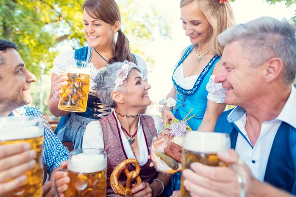 Grupo Amigos Bavarian Beergarden Clinking Glasses — Foto de Stock