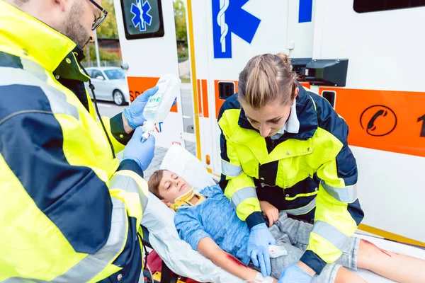 Acil Durum Doktorlar Koyarak Ambulans Araba Çocuk Yaralandı — Stok fotoğraf