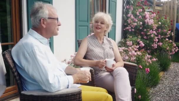 Senior Paar Genießen Ihren Kaffee Sitzen Auf Der Veranda Vor — Stockvideo