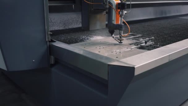金属车间或工厂的高压水切割机 切割钢制工件 — 图库视频影像