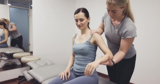 Fyzioterapeut Dává Sportovním Mladým Ženám Masáž Šíje Uvolnění Napětí — Stock video