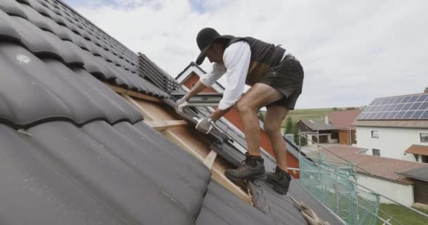 Dekarz Pracujący Dachu Prywatnym Domu Kręcony Szerokim Kątem Nad Dachówkami — Wideo stockowe