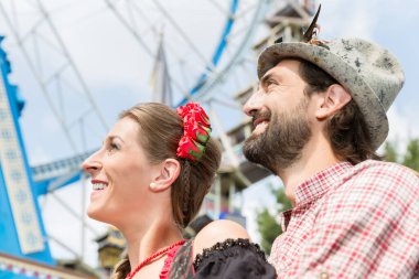 Münih'teki Oktoberfest'te Bavyera Tracht'ta erkek ve kadın