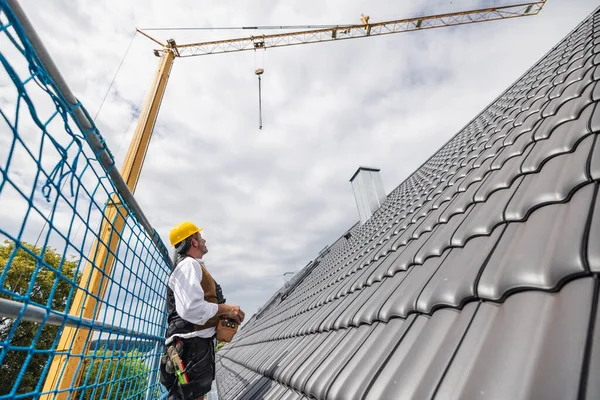Dachdecker Steht Mit Fernbedienung Auf Baugerüst — Stockfoto