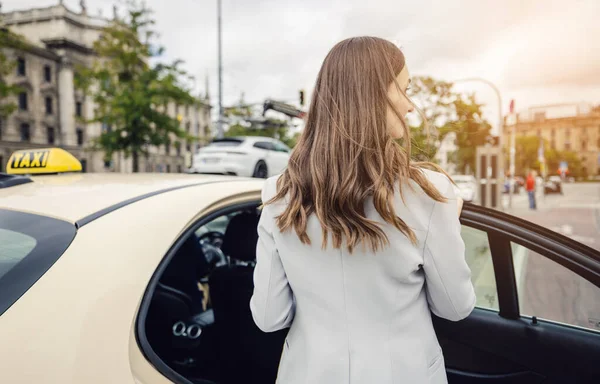 Mulher Negócios Vestindo Terno Entrando Táxi Cidade Imagem De Stock