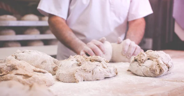 密切留意面包师在面包店里揉搓面团烘焙新鲜面包的过程 — 图库照片