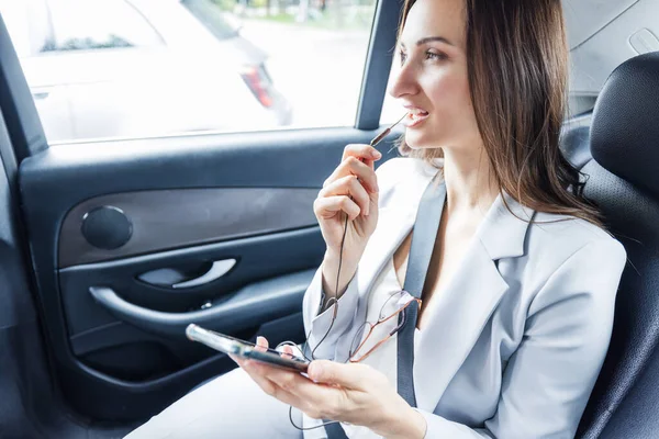 Mulher Negócios Táxi Usando Seu Telefone Para Fazer Chamadas Imagens Royalty-Free