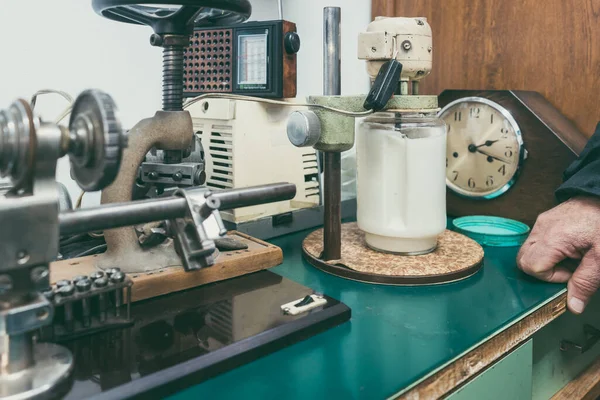 Εργαλεία Ωρολογοποιού Στο Vintage Εργαστήριό Του Για Τον Καθαρισμό Ρολογιών — Φωτογραφία Αρχείου