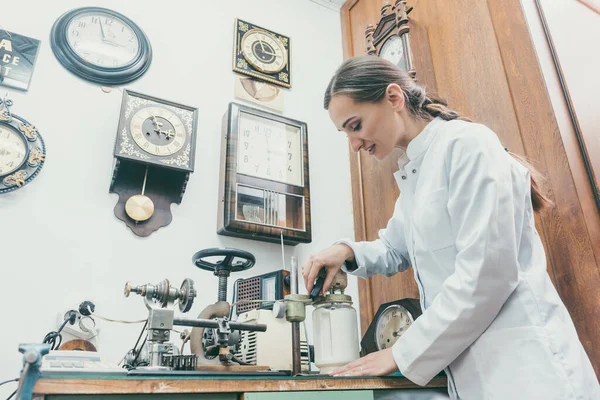 Γυναίκα Ωρολογοποιός Καθαρισμού Ρολόι Ενός Ρολογιού Στο Εργαστήριό Της — Φωτογραφία Αρχείου
