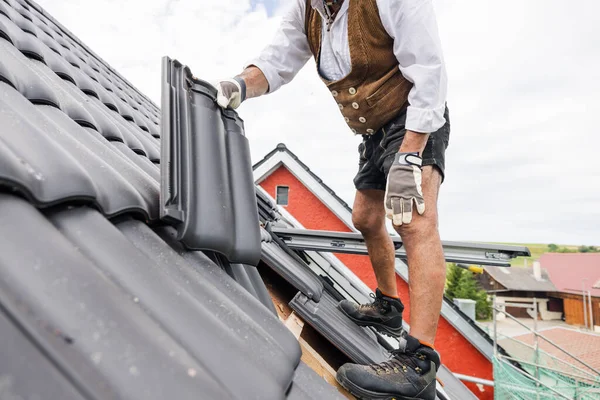 Telhados Roupas Tradicionais Alemãs Artesão Que Trabalha Com Telhas Telhado — Fotografia de Stock