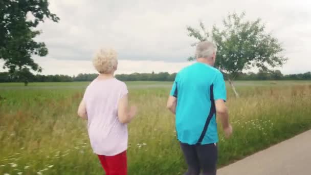Fit Actief Senior Paar Loopt Buiten Als Oefening Pad Zomer — Stockvideo