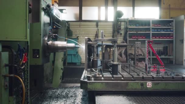 Frezarka Cnc Fabryce Obróbki Metalu Autonomicznej Eksploatacji — Wideo stockowe