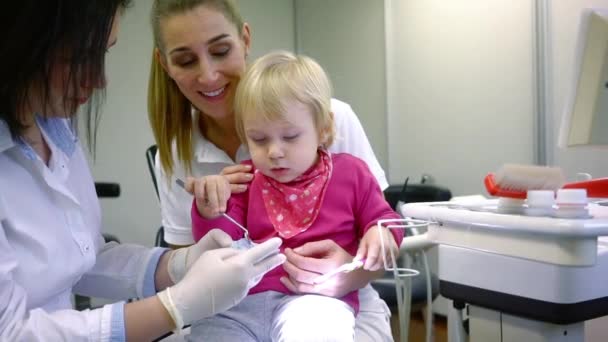 Kleines Kind Zahnarztpraxis Lernt Zähne Mit Riesenzahnbürste Putzen — Stockvideo