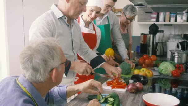 营养师和受训人员在有食物的培训厨房里 — 图库视频影像