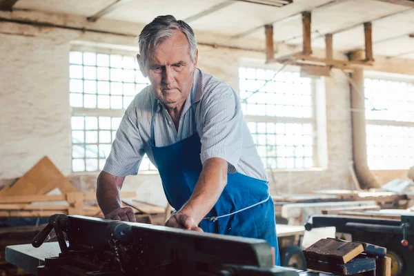 Mestre Carpinteiro Experiente Trabalhando Com Máquina Moagem Madeira Sua Oficina — Fotografia de Stock