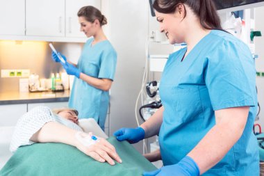 Hastanedeki hemşireler ameliyat hazırlığı için çalışıyorlar