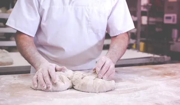 Zbliżenie Rękach Piekarza Piekarni Ugniatanie Ciasta Pieczenia Świeżego Chleba Rano Zdjęcie Stockowe