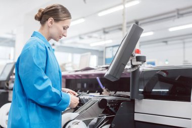 Montajda elektronik parçaların elle işlenen şekerlemeleri