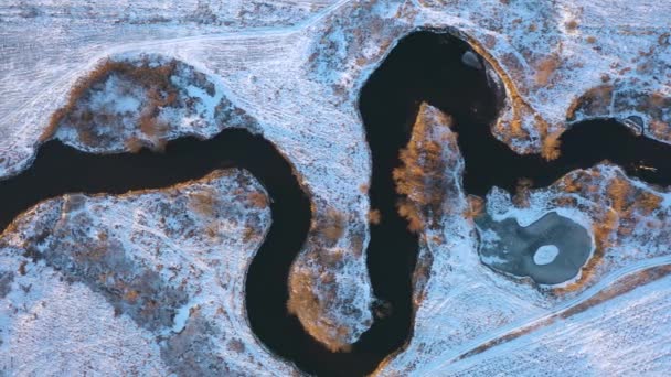 Winter Luftaufnahme Von Oben Auf Fluss Biegung Feldern Bei Sonnenuntergang — Stockvideo