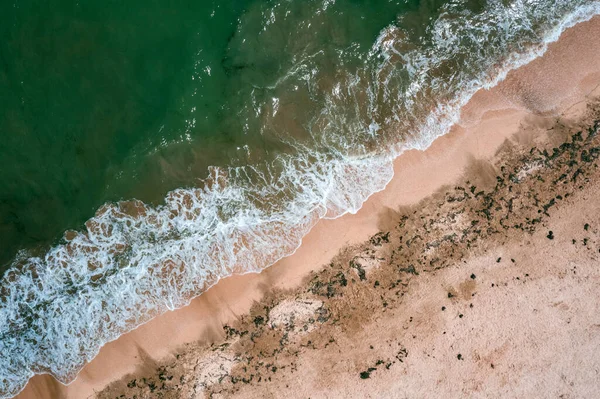 Flygfoto För Att Surfa Sandstrand Med Gröna Alger Direkt Ovanför — Stockfoto